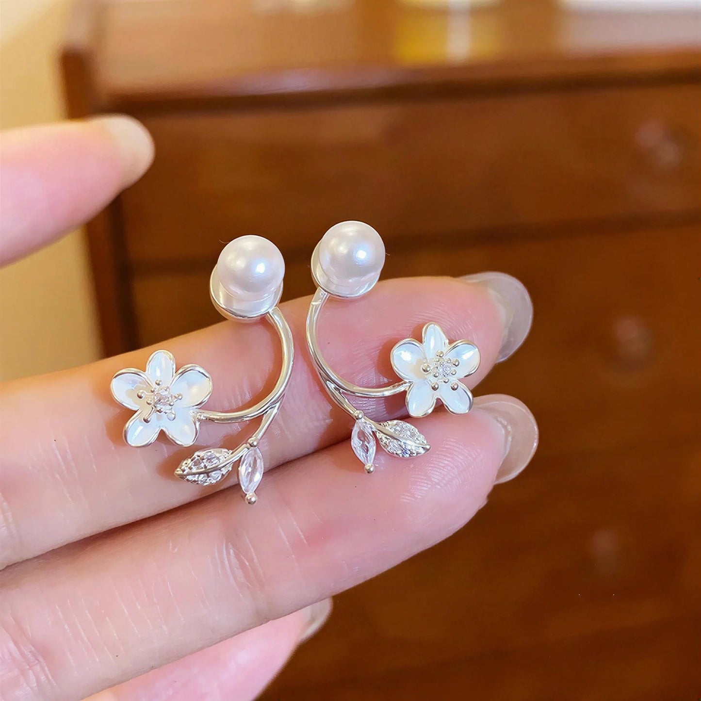 Ethereal Bloemen Oorbellen: Zilveren Bloemen en Parel Oorbellen voor Dames