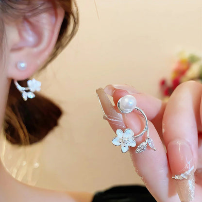 Ethereal Bloemen Oorbellen: Zilveren Bloemen en Parel Oorbellen voor Dames
