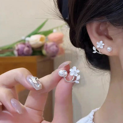 Ethereal Bloemen Oorbellen: Zilveren Bloemen en Parel Oorbellen voor Dames