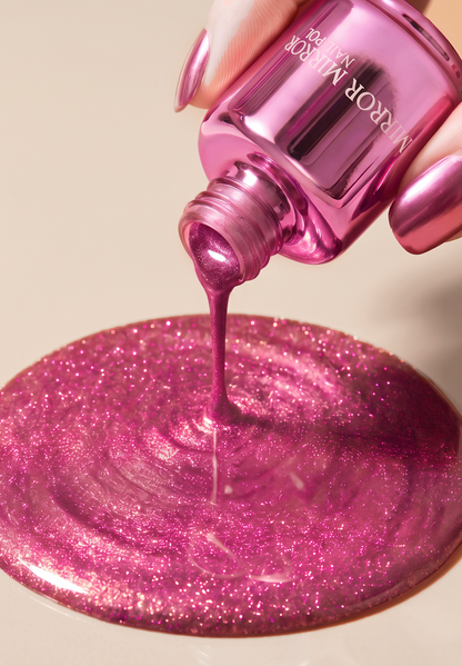 Glanzende metallic nagellak met spiegeleffect