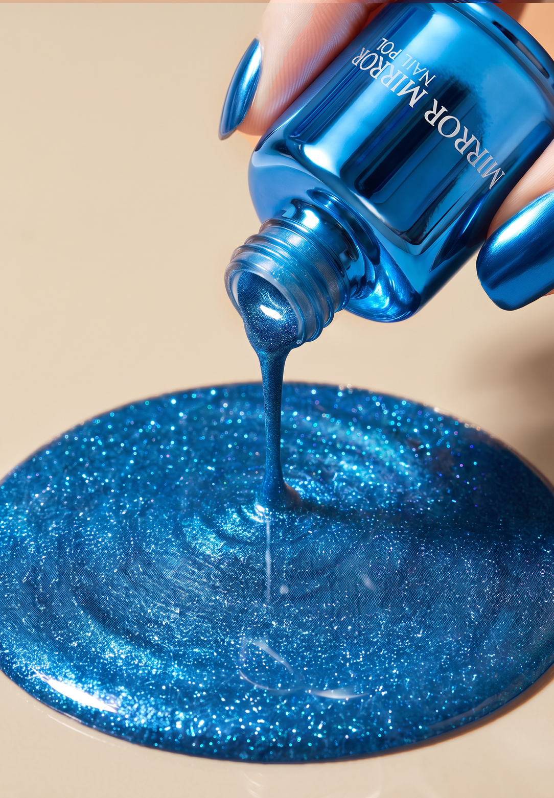 Glanzende metallic nagellak met spiegeleffect