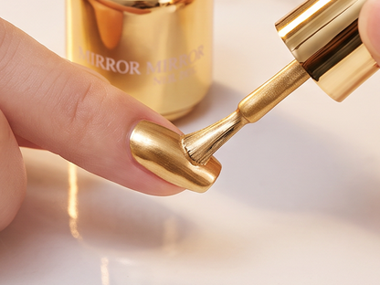Glanzende metallic nagellak met spiegeleffect