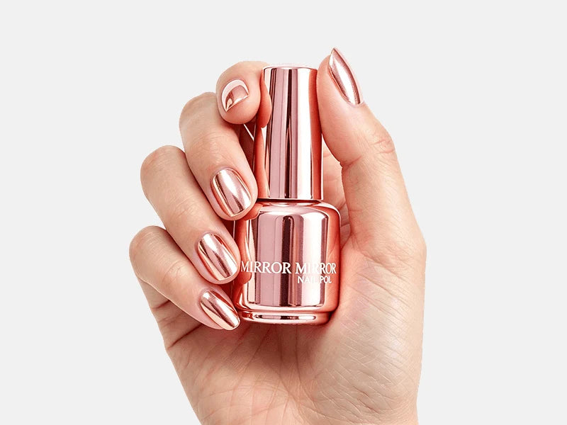 Glanzende metallic nagellak met spiegeleffect