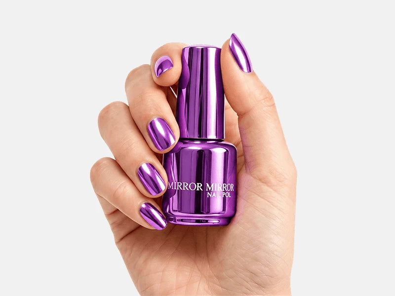 Glanzende metallic nagellak met spiegeleffect