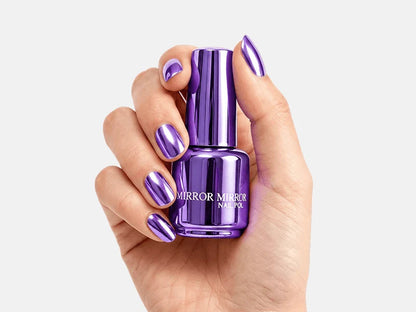 Glanzende metallic nagellak met spiegeleffect