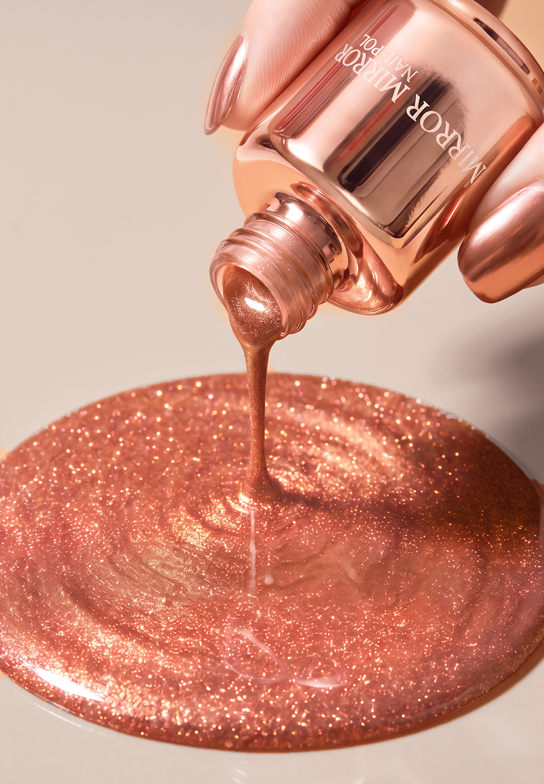 Glanzende metallic nagellak met spiegeleffect