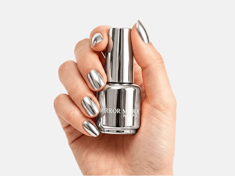 Glanzende metallic nagellak met spiegeleffect