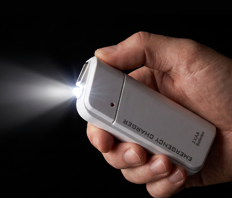 Powerbank op AA-batterijen met LED-zaklamp – biedt extra stroom voor je mobiele telefoon in noodsituaties