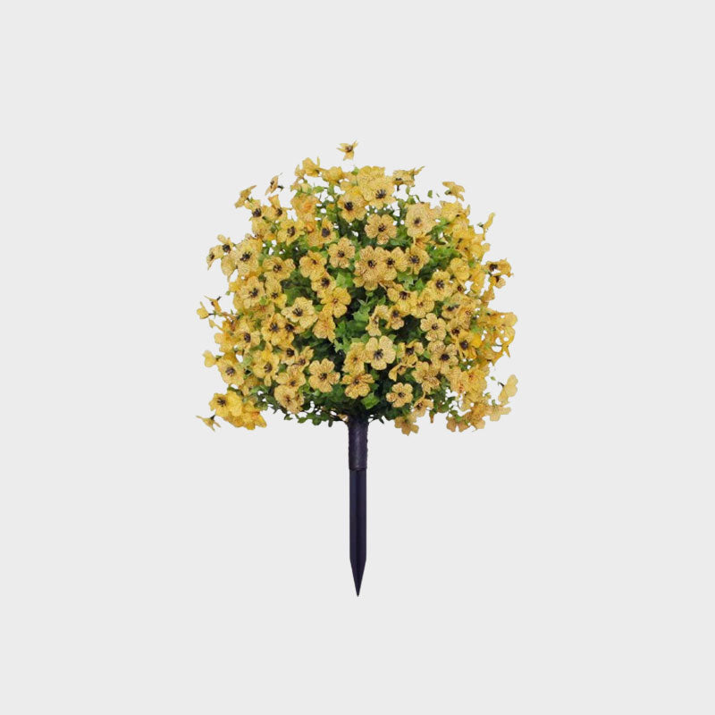 Bloemdecoratie met kunstmatige eucalyptus en viooltjes