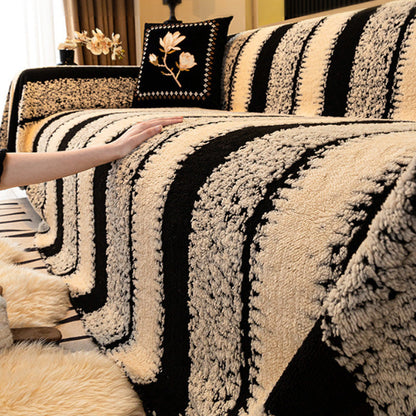 Lemmikinkestävä plyysinen sohvanpäällinen liukuesteellä