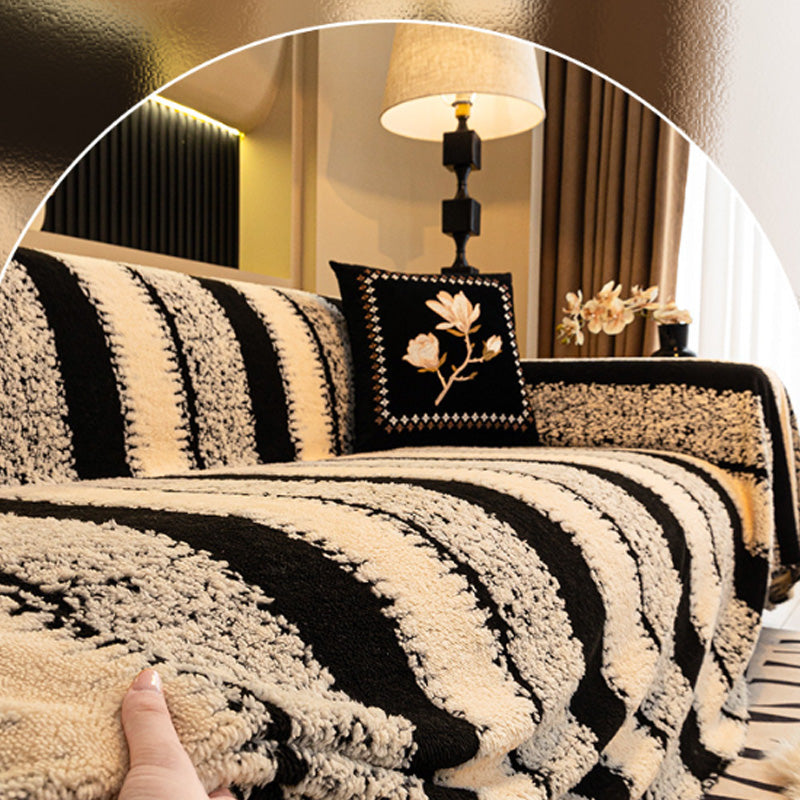 Lemmikinkestävä plyysinen sohvanpäällinen liukuesteellä