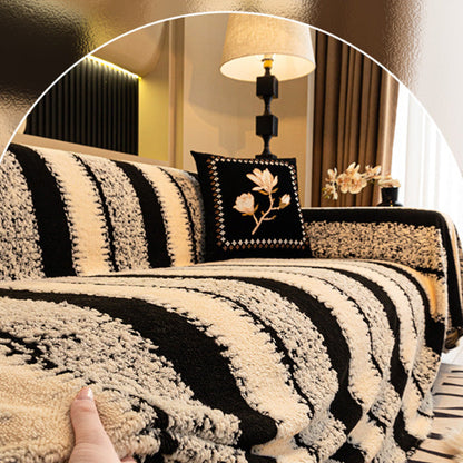 Lemmikinkestävä plyysinen sohvanpäällinen liukuesteellä