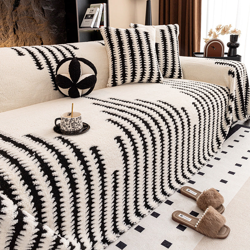 Lemmikinkestävä plyysinen sohvanpäällinen liukuesteellä